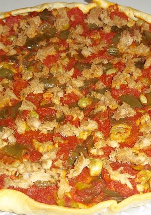 Foto principal de Coca de masa brisa con tomate, pimiento y atún