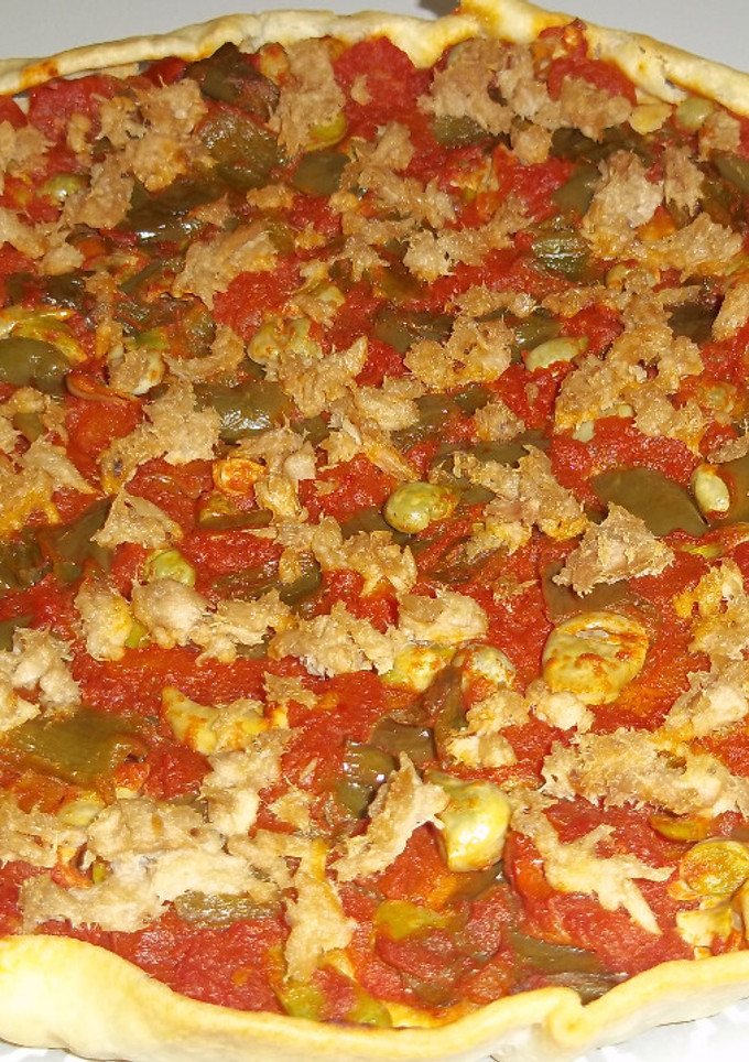 Una foto de Coca de masa brisa con tomate, pimiento y atún