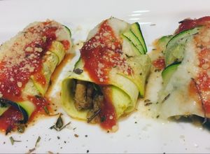 Una foto de Canelones de calabacín rellenos de pavo