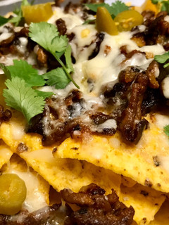Una foto de Nachos con carne, queso y chiles poblanos