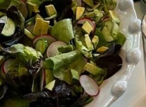 Foto de Salada de Alface, Rabanete e Abacate