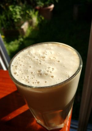 Una foto de Licuado de banana almendras manzana