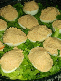 Una foto de Huevos rellenos de surimi