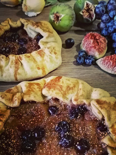 Foto di Galette autunnale con fichi e uva 🍇