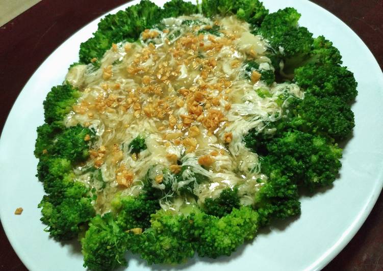 Steamed Broccoli with Garlic Sauce