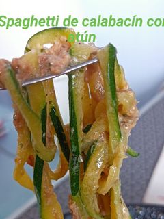 Una foto de Espaguetis calabacín con salsa de atún