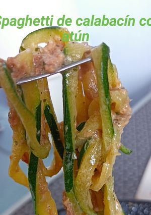 Una foto de Espaguetis calabacín con salsa de atún