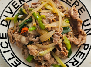 蔥爆豬肉(在冰箱裡謎食#6) 的食譜成品照片