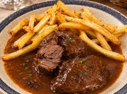 Una foto de carrillada de cerdo con puerro