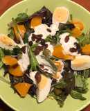 Ensalada de brotes tiernos, con salsa de queso Roquefort, pasas y mandarina