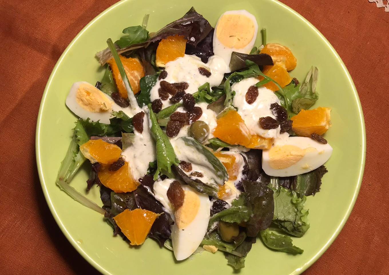Ensalada de brotes tiernos, con salsa de queso Roquefort, pasas y mandarina