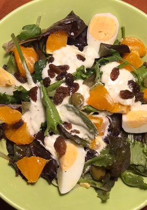 Una foto de Ensalada de brotes tiernos, con salsa de queso Roquefort, pasas y mandarina