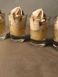 Peras confitadas con chantilly de caramelo