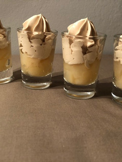 Una foto de Peras confitadas con chantilly de caramelo