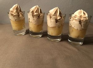 Una foto de Peras confitadas con chantilly de caramelo