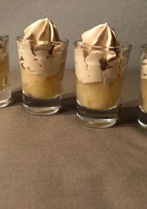 Una foto de Peras confitadas con chantilly de caramelo