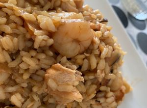 Una foto de Arroz exprés de salmón y gambitas