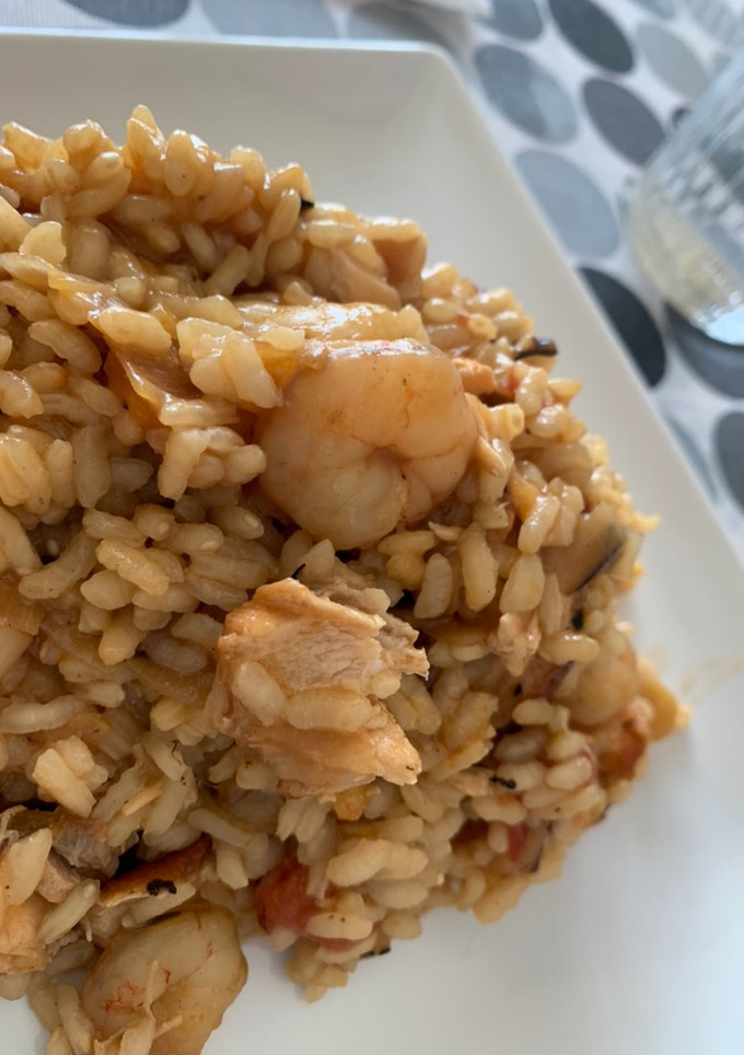 Una foto de Arroz exprés de salmón y gambitas