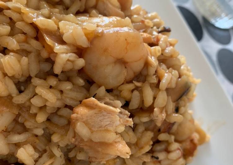 Arroz exprés de salmón y gambitas