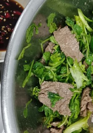 Hình của món Eat clean với thịt bò trộn rau.