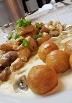 Una foto de Pollo al champiñón con Papas Noiset a la Crema