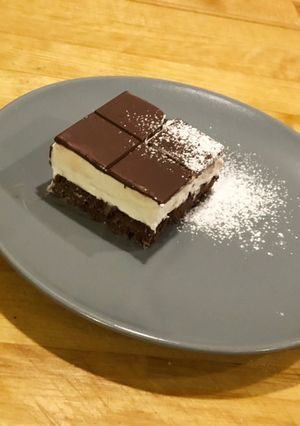 Une photo de Gateau avec coque en chocolat