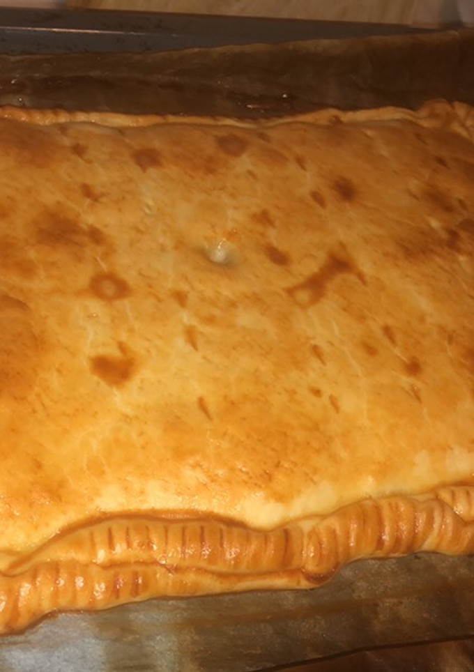 Una foto de Empanada de pollo y puerros