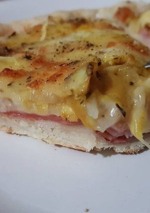 Una foto de Fugazzeta rellena con jamón