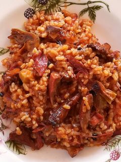 Una foto de Paella de pato, alcachofas y rebozuelos