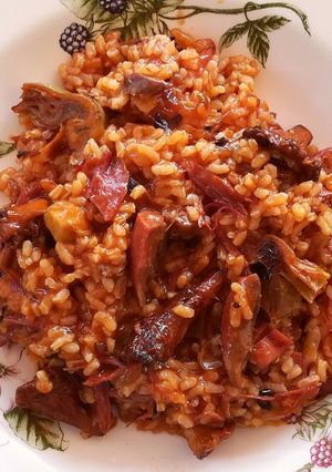 Una foto de Paella de pato, alcachofas y rebozuelos