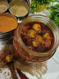 लसोड़ा और आम का अचार (lasoda and mango pickle recipe in Hindi रेसिपी मुख्य फोटो