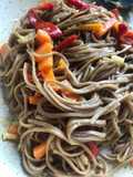 Serpenyős kaliforniai paprikás soba tészta