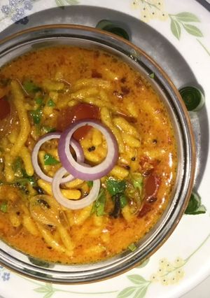 A picture of Kathiyawadi gathiya ki sabzi.