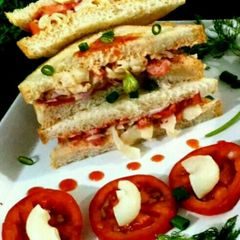 A picture of Cheesey macaroni stuff sandwich.