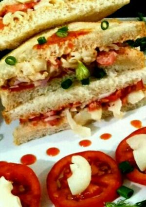 A picture of Cheesey macaroni stuff sandwich.