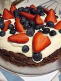 Marquise de chocolate con dulce de leche, crema y frutos rojos