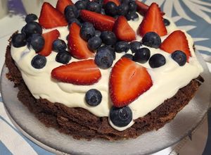 Una foto de Marquise de chocolate con dulce de leche, crema y frutos rojos