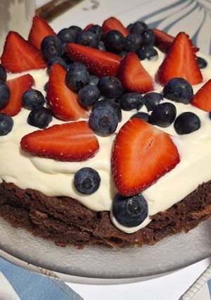 Una foto de Marquise de chocolate con dulce de leche, crema y frutos rojos