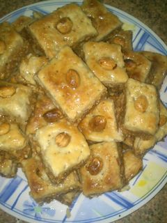Una foto de Baklawa con cacahuetes