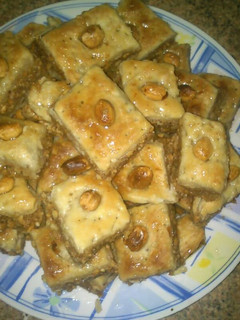 Una foto de Baklawa con cacahuetes