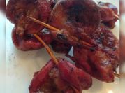 Una foto de chinchulines a la parrilla limón