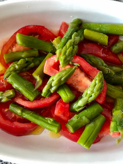 Una foto de Ensalada verde y rojo