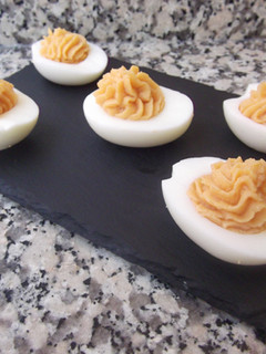 Una foto de Huevos rellenos de salmón