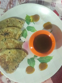 बथुआ का स्पाइसी पराठा (Bathua ka spicy paratha recipe in Hindi) रेसिपी मुख्य फोटो