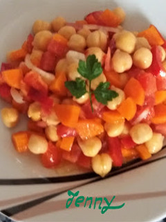 Una foto de Ensalada de garbanzos y hortalizas