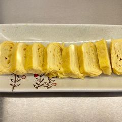 A picture of Tamagoyaki (Japanese rolled omelette) 玉子焼き.