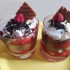 સ્ટ્રોબેરી તીરામીસુ (Strawberry Tiramisu Recipe In Gujarati) રેસીપી મુખ્ય ફોટો