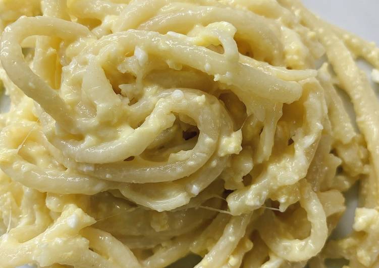 Massa com molho bechamel e ovo