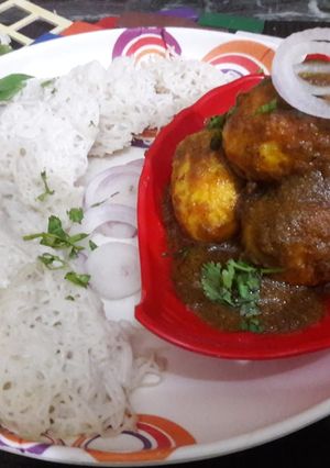 A picture of Malabar idiyappam & egg curry.