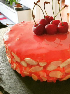 Foto di Torta moderna "bloody cherry"